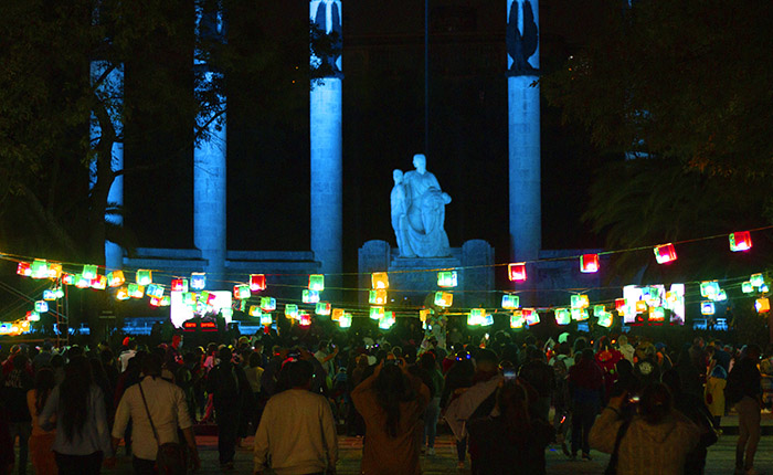 Largas filas para entrar al paseo nocturno en Chapultepec (Galería de fotos)